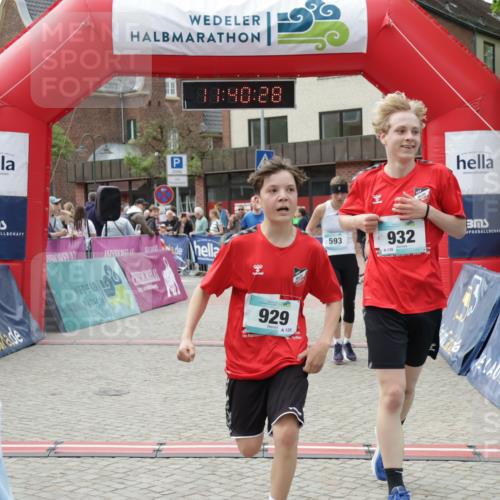 10.05.2026 - 8. Wedeler Halbmarathon Yannick Fuchs http://msf.ph/oto/9727022 10.05.2026 11:40:26 Ziel 592, 593, 697, 929, 932, 975 meine-sportfotos.de
