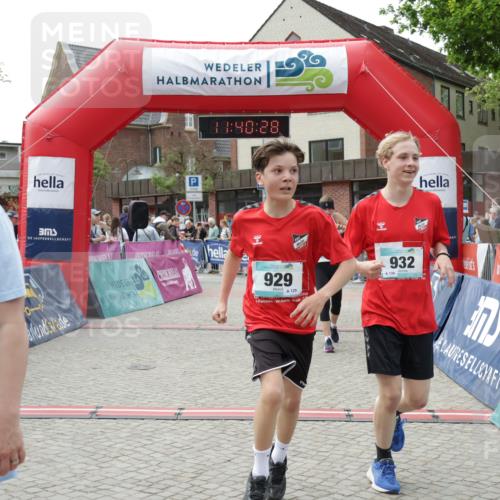 10.05.2026 - 8. Wedeler Halbmarathon Yannick Fuchs http://msf.ph/oto/9727026 10.05.2026 11:40:26 Ziel 592, 593, 697, 929, 932, 975 meine-sportfotos.de