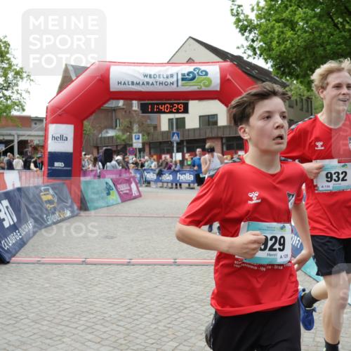 10.05.2026 - 8. Wedeler Halbmarathon Yannick Fuchs http://msf.ph/oto/9727045 10.05.2026 11:40:27 Ziel 592, 593, 929, 932, 975 meine-sportfotos.de