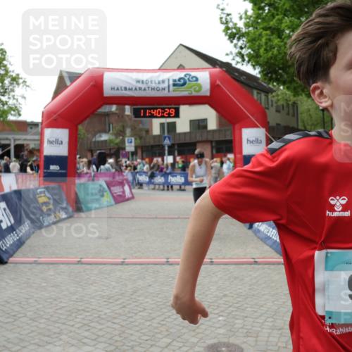 10.05.2026 - 8. Wedeler Halbmarathon Yannick Fuchs http://msf.ph/oto/9727055 10.05.2026 11:40:27 Ziel 592, 593, 929, 932, 975 meine-sportfotos.de