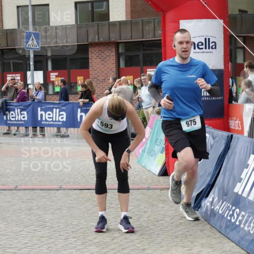10.05.2026 - 8. Wedeler Halbmarathon Yannick Fuchs http://msf.ph/oto/9727065 10.05.2026 11:40:29 Ziel 592, 593, 929, 932, 975 meine-sportfotos.de