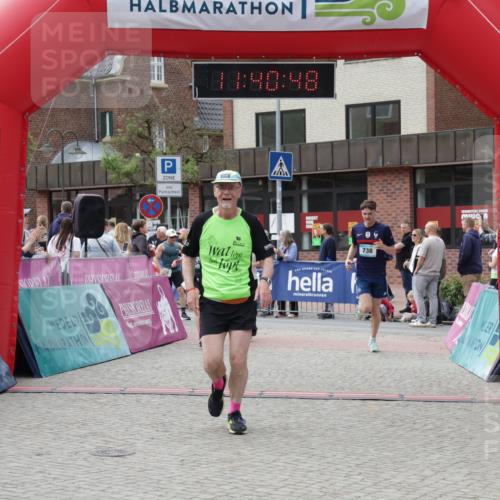 10.05.2026 - 8. Wedeler Halbmarathon Yannick Fuchs http://msf.ph/oto/9727148 10.05.2026 11:40:46 Ziel 340, 591, 639, 738, 1001 meine-sportfotos.de