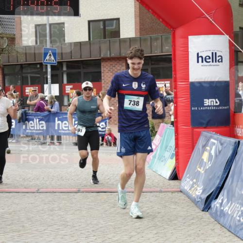 10.05.2026 - 8. Wedeler Halbmarathon Yannick Fuchs http://msf.ph/oto/9727179 10.05.2026 11:40:49 Ziel 340, 591, 639, 738, 957, 1001 meine-sportfotos.de