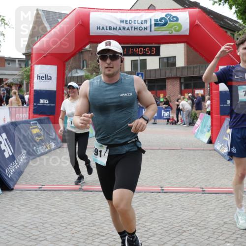 10.05.2026 - 8. Wedeler Halbmarathon Yannick Fuchs http://msf.ph/oto/9727221 10.05.2026 11:40:52 Ziel 340, 591, 639, 738, 957, 1001 meine-sportfotos.de
