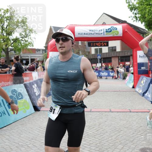 10.05.2026 - 8. Wedeler Halbmarathon Yannick Fuchs http://msf.ph/oto/9727229 10.05.2026 11:40:52 Ziel 340, 591, 639, 738, 957, 1001 meine-sportfotos.de
