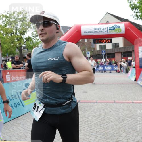 10.05.2026 - 8. Wedeler Halbmarathon Yannick Fuchs http://msf.ph/oto/9727232 10.05.2026 11:40:52 Ziel 340, 591, 639, 738, 957, 1001 meine-sportfotos.de