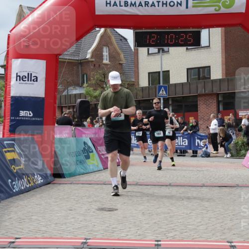 10.05.2026 - 8. Wedeler Halbmarathon Yannick Fuchs http://msf.ph/oto/9727270 10.05.2026 12:10:24 Ziel 79, 87, 183, 311, 505 meine-sportfotos.de