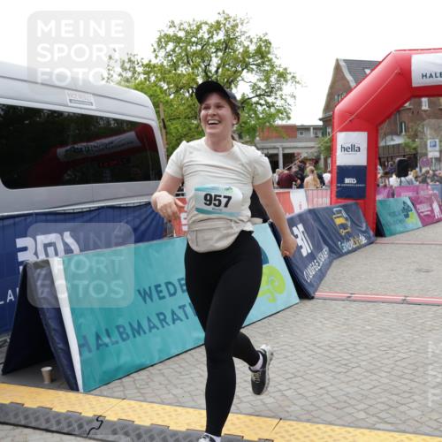 10.05.2026 - 8. Wedeler Halbmarathon Yannick Fuchs http://msf.ph/oto/9727272 10.05.2026 11:40:55 Ziel 591, 957, 968, 1001 meine-sportfotos.de