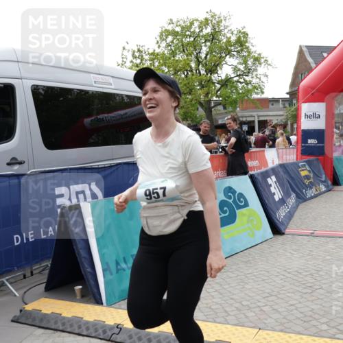 10.05.2026 - 8. Wedeler Halbmarathon Yannick Fuchs http://msf.ph/oto/9727275 10.05.2026 11:40:55 Ziel 591, 957, 968, 1001 meine-sportfotos.de