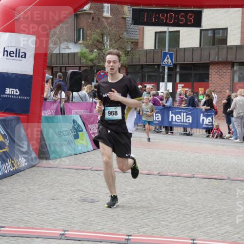 10.05.2026 - 8. Wedeler Halbmarathon Yannick Fuchs http://msf.ph/oto/9727303 10.05.2026 11:40:57 Ziel 957, 968, 2190 meine-sportfotos.de