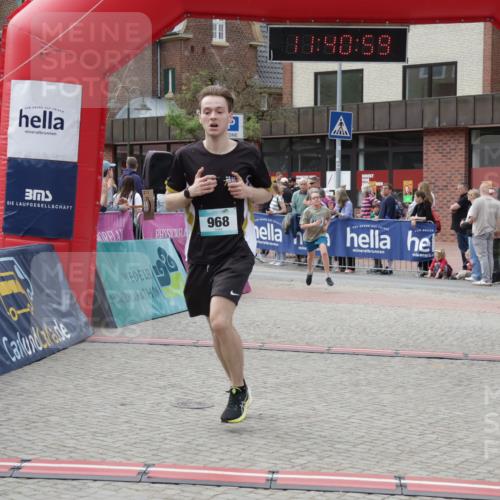 10.05.2026 - 8. Wedeler Halbmarathon Yannick Fuchs http://msf.ph/oto/9727306 10.05.2026 11:40:58 Ziel 957, 968, 2190 meine-sportfotos.de