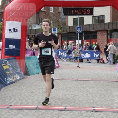 10.05.2026 - 8. Wedeler Halbmarathon Yannick Fuchs http://msf.ph/oto/9727309 10.05.2026 11:40:58 Ziel 957, 968, 2190 meine-sportfotos.de
