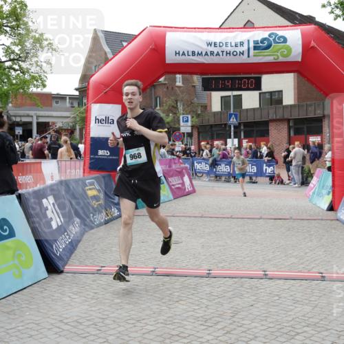 10.05.2026 - 8. Wedeler Halbmarathon Yannick Fuchs http://msf.ph/oto/9727319 10.05.2026 11:40:58 Ziel 957, 968, 2190 meine-sportfotos.de