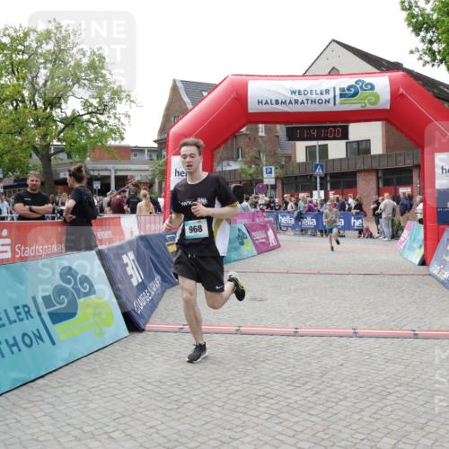 10.05.2026 - 8. Wedeler Halbmarathon Yannick Fuchs http://msf.ph/oto/9727325 10.05.2026 11:40:58 Ziel 957, 968, 2190 meine-sportfotos.de