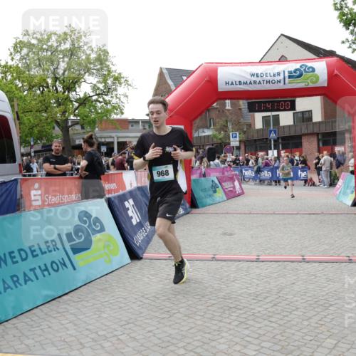 10.05.2026 - 8. Wedeler Halbmarathon Yannick Fuchs http://msf.ph/oto/9727331 10.05.2026 11:40:58 Ziel 957, 968, 2190 meine-sportfotos.de