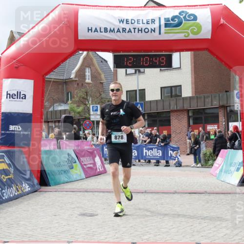 10.05.2026 - 8. Wedeler Halbmarathon Yannick Fuchs http://msf.ph/oto/9727482 10.05.2026 12:10:47 Ziel 878 meine-sportfotos.de