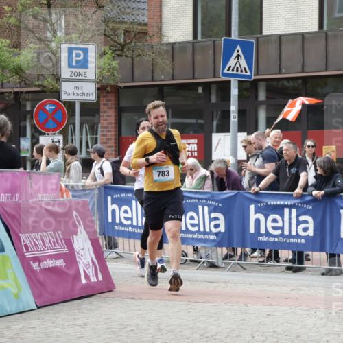 10.05.2026 - 8. Wedeler Halbmarathon Yannick Fuchs http://msf.ph/oto/9727505 10.05.2026 12:10:50 Ziel 8, 553, 783, 878 meine-sportfotos.de