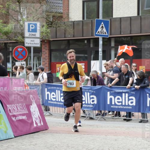10.05.2026 - 8. Wedeler Halbmarathon Yannick Fuchs http://msf.ph/oto/9727510 10.05.2026 12:10:50 Ziel 8, 553, 783, 878 meine-sportfotos.de