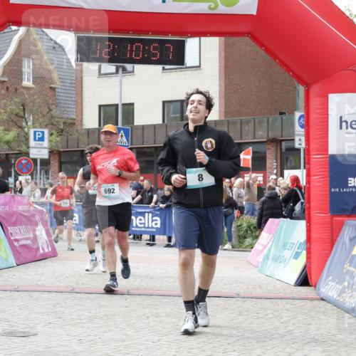 10.05.2026 - 8. Wedeler Halbmarathon Yannick Fuchs http://msf.ph/oto/9727545 10.05.2026 12:10:55 Ziel 8, 200, 553, 692, 783, 1026 meine-sportfotos.de