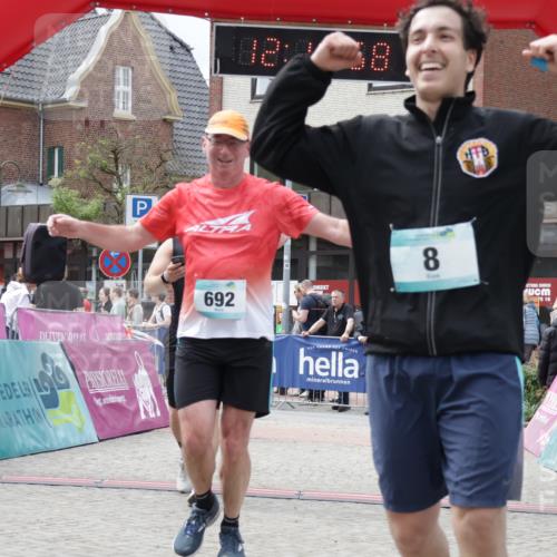 10.05.2026 - 8. Wedeler Halbmarathon Yannick Fuchs http://msf.ph/oto/9727574 10.05.2026 12:10:56 Ziel 8, 200, 553, 692, 783, 1026 meine-sportfotos.de