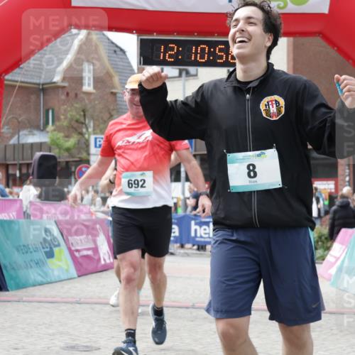 10.05.2026 - 8. Wedeler Halbmarathon Yannick Fuchs http://msf.ph/oto/9727580 10.05.2026 12:10:56 Ziel 8, 200, 553, 692, 783, 1026 meine-sportfotos.de