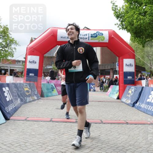 10.05.2026 - 8. Wedeler Halbmarathon Yannick Fuchs http://msf.ph/oto/9727593 10.05.2026 12:10:57 Ziel 8, 200, 553, 692, 783, 1026 meine-sportfotos.de