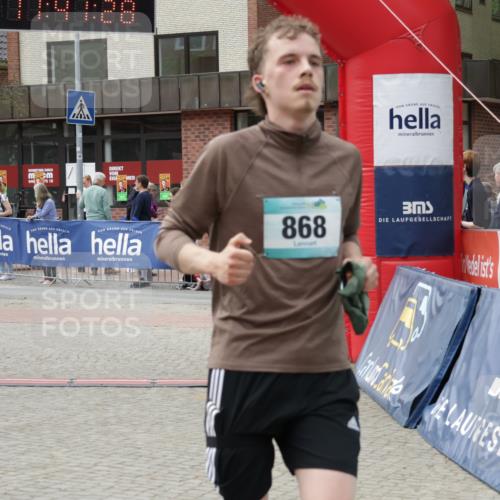 10.05.2026 - 8. Wedeler Halbmarathon Yannick Fuchs http://msf.ph/oto/9727743 10.05.2026 11:41:26 Ziel 54, 868 meine-sportfotos.de