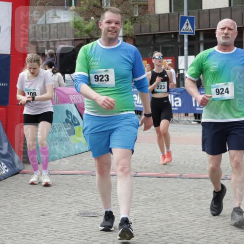 10.05.2026 - 8. Wedeler Halbmarathon Yannick Fuchs http://msf.ph/oto/9727989 10.05.2026 11:41:49 Ziel 108, 223, 923, 924, 2238 meine-sportfotos.de