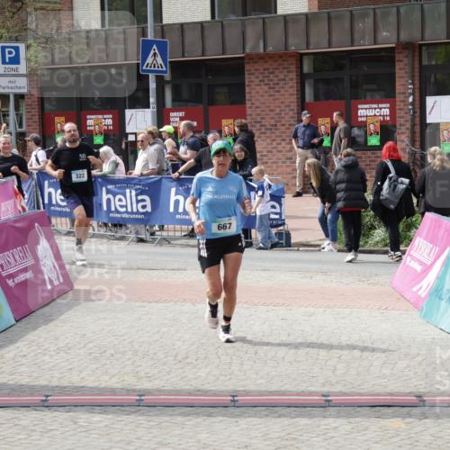 10.05.2026 - 8. Wedeler Halbmarathon Yannick Fuchs http://msf.ph/oto/9728009 10.05.2026 12:12:17 Ziel 322, 323, 667 meine-sportfotos.de