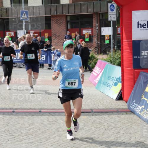 10.05.2026 - 8. Wedeler Halbmarathon Yannick Fuchs http://msf.ph/oto/9728018 10.05.2026 12:12:18 Ziel 322, 323, 667 meine-sportfotos.de