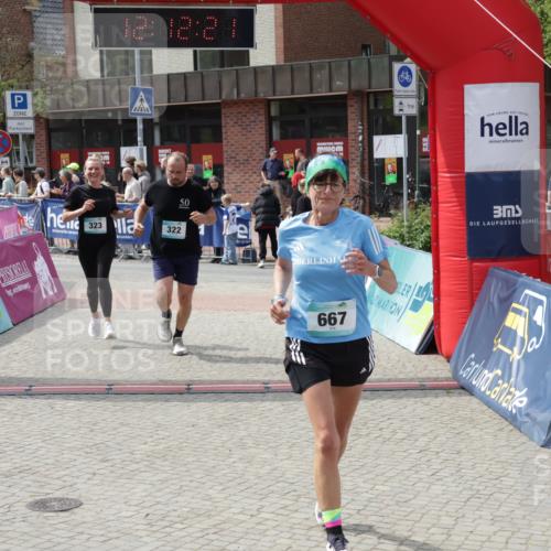 10.05.2026 - 8. Wedeler Halbmarathon Yannick Fuchs http://msf.ph/oto/9728031 10.05.2026 12:12:19 Ziel 322, 323, 667 meine-sportfotos.de