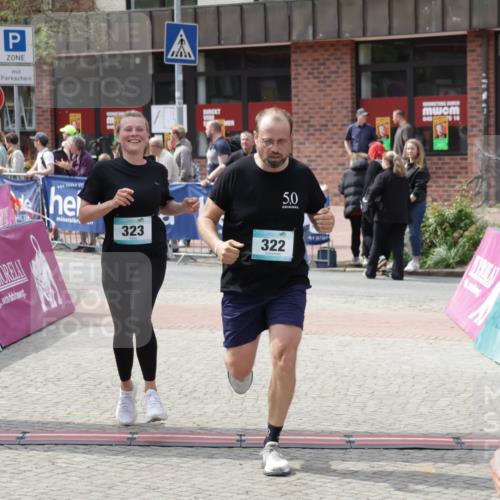 10.05.2026 - 8. Wedeler Halbmarathon Yannick Fuchs http://msf.ph/oto/9728036 10.05.2026 12:12:20 Ziel 322, 323, 667 meine-sportfotos.de