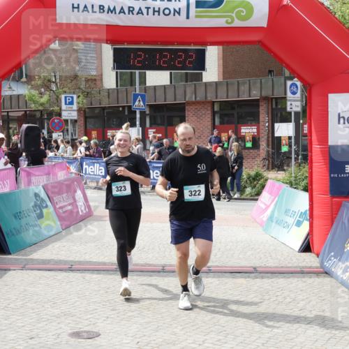 10.05.2026 - 8. Wedeler Halbmarathon Yannick Fuchs http://msf.ph/oto/9728049 10.05.2026 12:12:20 Ziel 322, 323, 667 meine-sportfotos.de