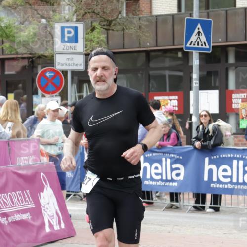 10.05.2026 - 8. Wedeler Halbmarathon Yannick Fuchs http://msf.ph/oto/9728203 10.05.2026 11:42:17 Ziel 127, 352, 1052 meine-sportfotos.de