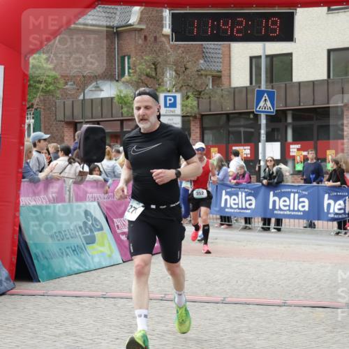 10.05.2026 - 8. Wedeler Halbmarathon Yannick Fuchs http://msf.ph/oto/9728221 10.05.2026 11:42:17 Ziel 127, 352, 1052 meine-sportfotos.de