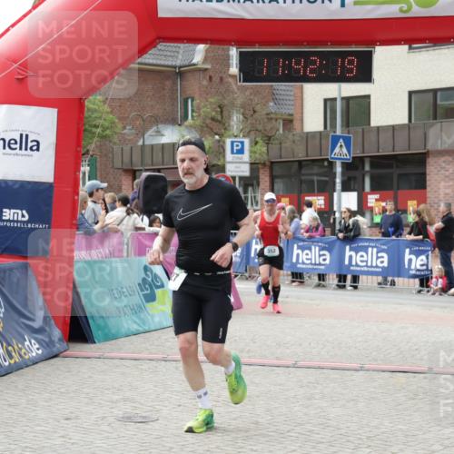 10.05.2026 - 8. Wedeler Halbmarathon Yannick Fuchs http://msf.ph/oto/9728225 10.05.2026 11:42:18 Ziel 127, 352, 1052 meine-sportfotos.de