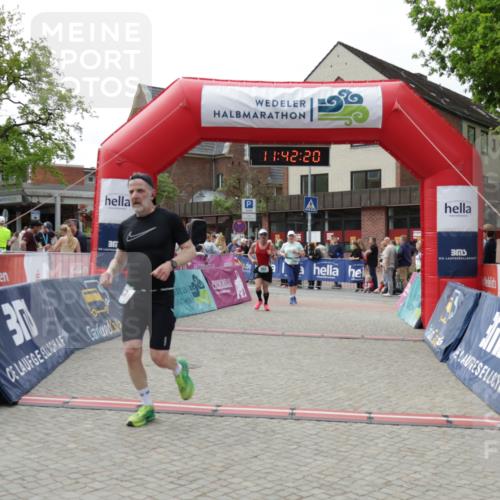 10.05.2026 - 8. Wedeler Halbmarathon Yannick Fuchs http://msf.ph/oto/9728249 10.05.2026 11:42:18 Ziel 127, 352, 1052 meine-sportfotos.de