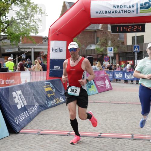 10.05.2026 - 8. Wedeler Halbmarathon Yannick Fuchs http://msf.ph/oto/9728313 10.05.2026 11:42:22 Ziel 127, 352, 1052, 2134 meine-sportfotos.de
