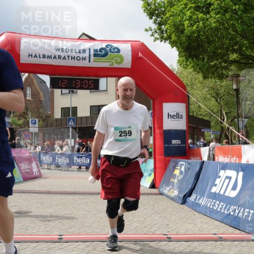 10.05.2026 - 8. Wedeler Halbmarathon Yannick Fuchs http://msf.ph/oto/9728324 10.05.2026 12:13:03 Ziel 259, 274, 286 meine-sportfotos.de