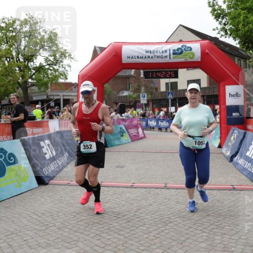 10.05.2026 - 8. Wedeler Halbmarathon Yannick Fuchs http://msf.ph/oto/9728326 10.05.2026 11:42:23 Ziel 352, 1052, 2134 meine-sportfotos.de