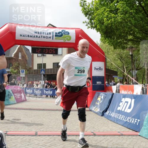 10.05.2026 - 8. Wedeler Halbmarathon Yannick Fuchs http://msf.ph/oto/9728330 10.05.2026 12:13:03 Ziel 259, 274, 286 meine-sportfotos.de