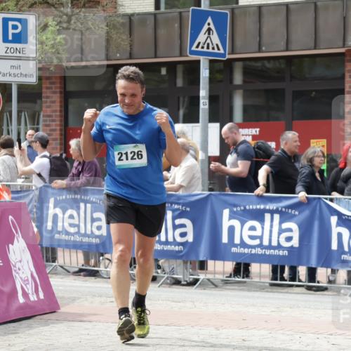 10.05.2026 - 8. Wedeler Halbmarathon Yannick Fuchs http://msf.ph/oto/9728353 10.05.2026 12:13:16 Ziel 2126 meine-sportfotos.de