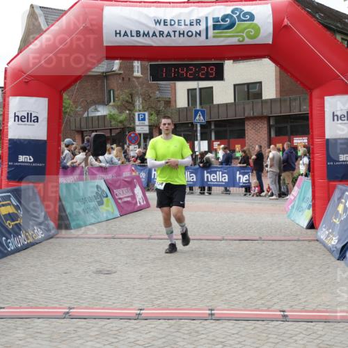 10.05.2026 - 8. Wedeler Halbmarathon Yannick Fuchs http://msf.ph/oto/9728359 10.05.2026 11:42:27 Ziel 1052, 2134 meine-sportfotos.de