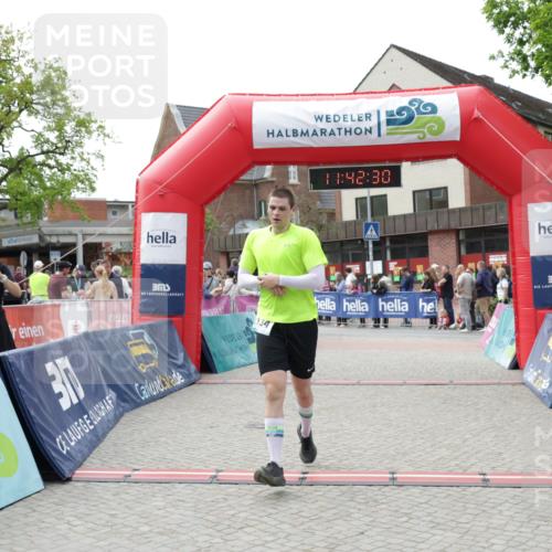 10.05.2026 - 8. Wedeler Halbmarathon Yannick Fuchs http://msf.ph/oto/9728367 10.05.2026 11:42:28 Ziel 2134 meine-sportfotos.de