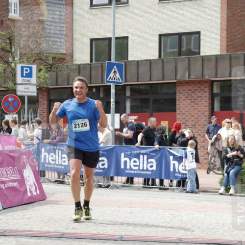 10.05.2026 - 8. Wedeler Halbmarathon Yannick Fuchs http://msf.ph/oto/9728369 10.05.2026 12:13:17 Ziel 2126 meine-sportfotos.de