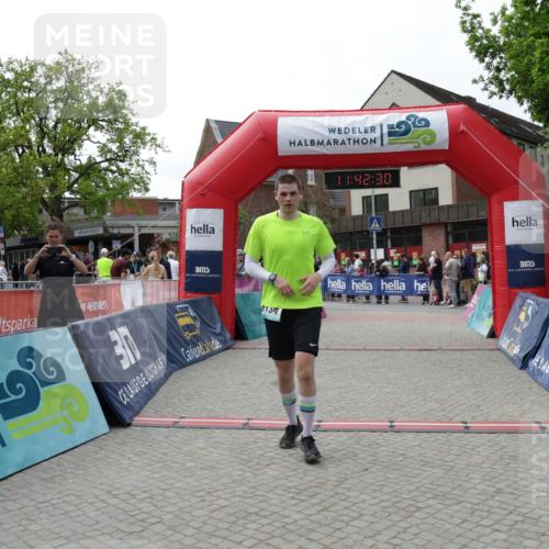 10.05.2026 - 8. Wedeler Halbmarathon Yannick Fuchs http://msf.ph/oto/9728375 10.05.2026 11:42:28 Ziel 2134 meine-sportfotos.de