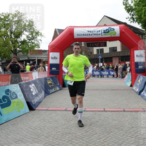 10.05.2026 - 8. Wedeler Halbmarathon Yannick Fuchs http://msf.ph/oto/9728380 10.05.2026 11:42:29 Ziel 2134 meine-sportfotos.de
