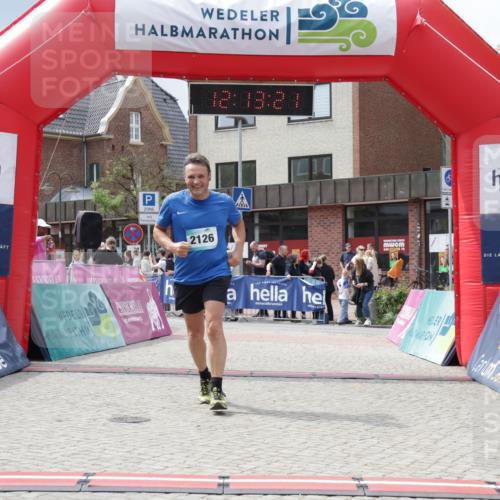 10.05.2026 - 8. Wedeler Halbmarathon Yannick Fuchs http://msf.ph/oto/9728385 10.05.2026 12:13:19 Ziel 2126 meine-sportfotos.de