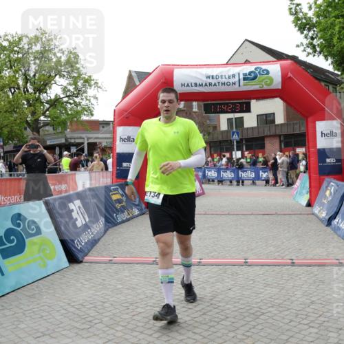 10.05.2026 - 8. Wedeler Halbmarathon Yannick Fuchs http://msf.ph/oto/9728390 10.05.2026 11:42:29 Ziel 2134 meine-sportfotos.de