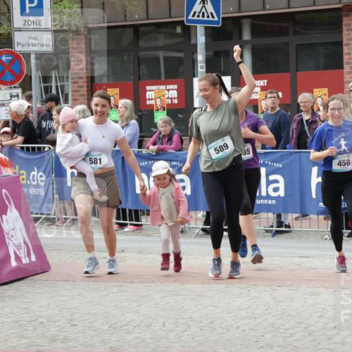 10.05.2026 - 8. Wedeler Halbmarathon Yannick Fuchs http://msf.ph/oto/9728437 10.05.2026 11:42:37 Ziel 458, 581, 589, 2035 meine-sportfotos.de